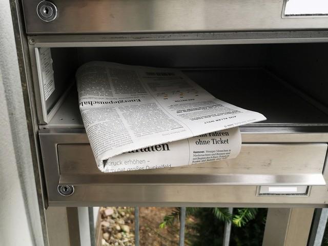 Briefkasen mit Zeitung