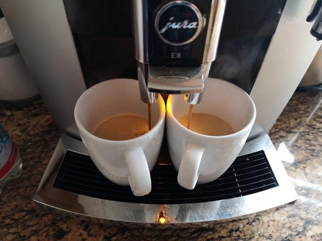 Kaffeeautomat mit Kaffeetasse